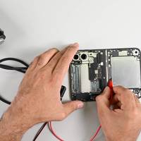 iPhone Duo 拆解：最好修的折叠 iPhone，就是别撕膜