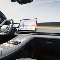 吉利 Flyme Auto 车机被"装应用"代理商刷屏：150 到 260 元，掏钱前先把版本对完这张表