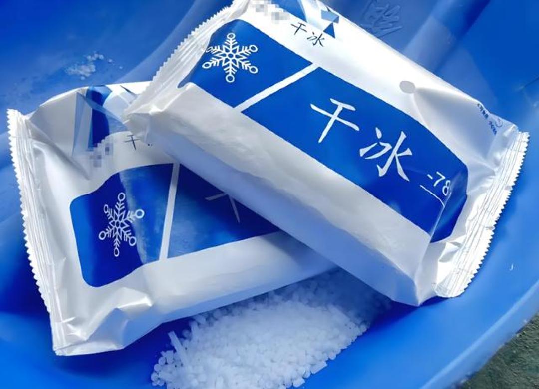 半夜"砰"的一声，冰箱门被顶飞：闯祸的是孩子藏进冷冻室的干冰
