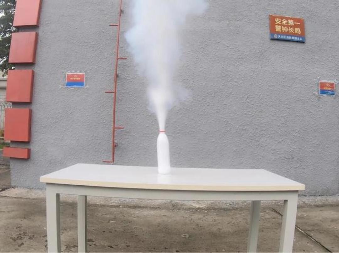 半夜"砰"的一声，冰箱门被顶飞：闯祸的是孩子藏进冷冻室的干冰