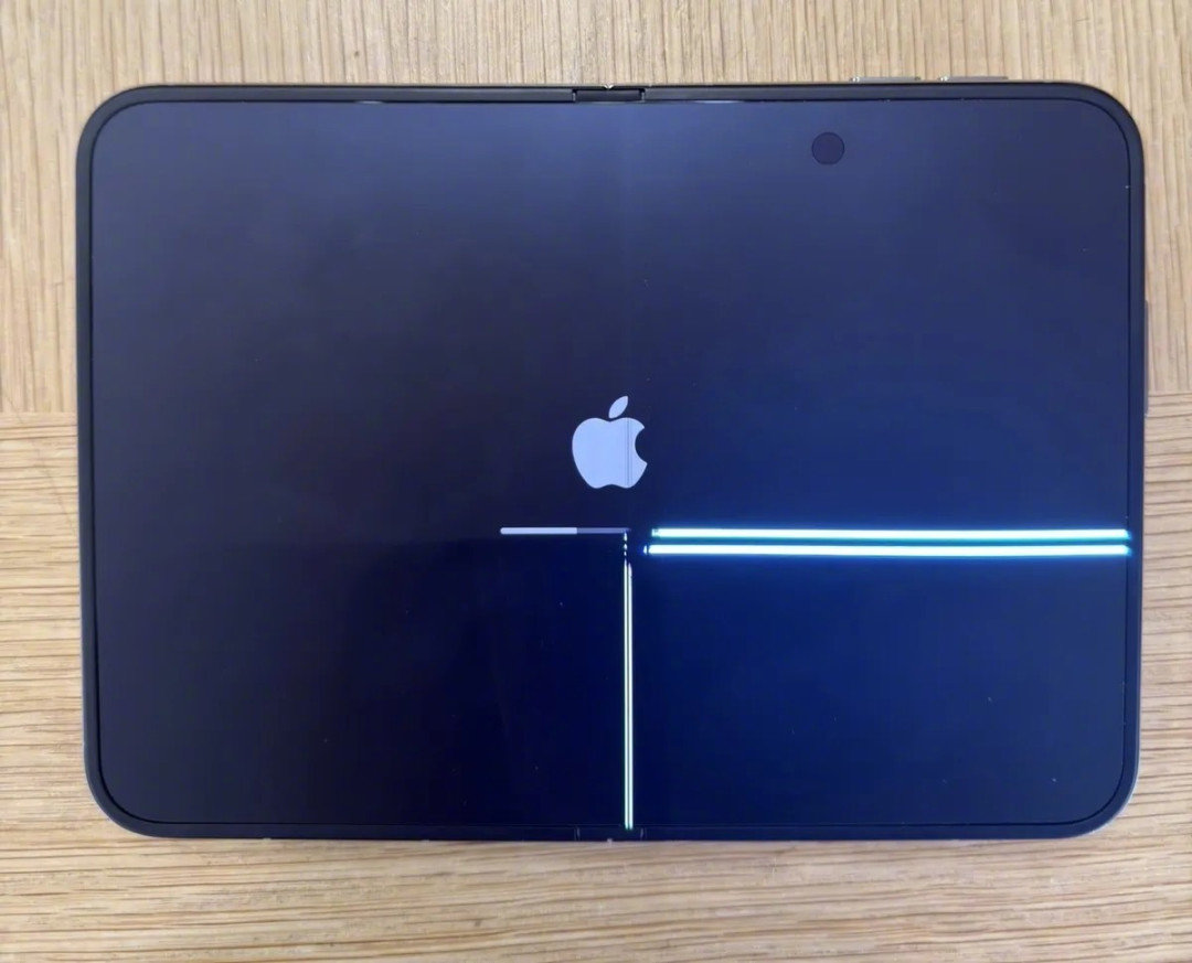 iPhone Duo 首周裂屏：有人折5次就漏液，苹果说极少数，iFixit 指向铰链里那根支撑条