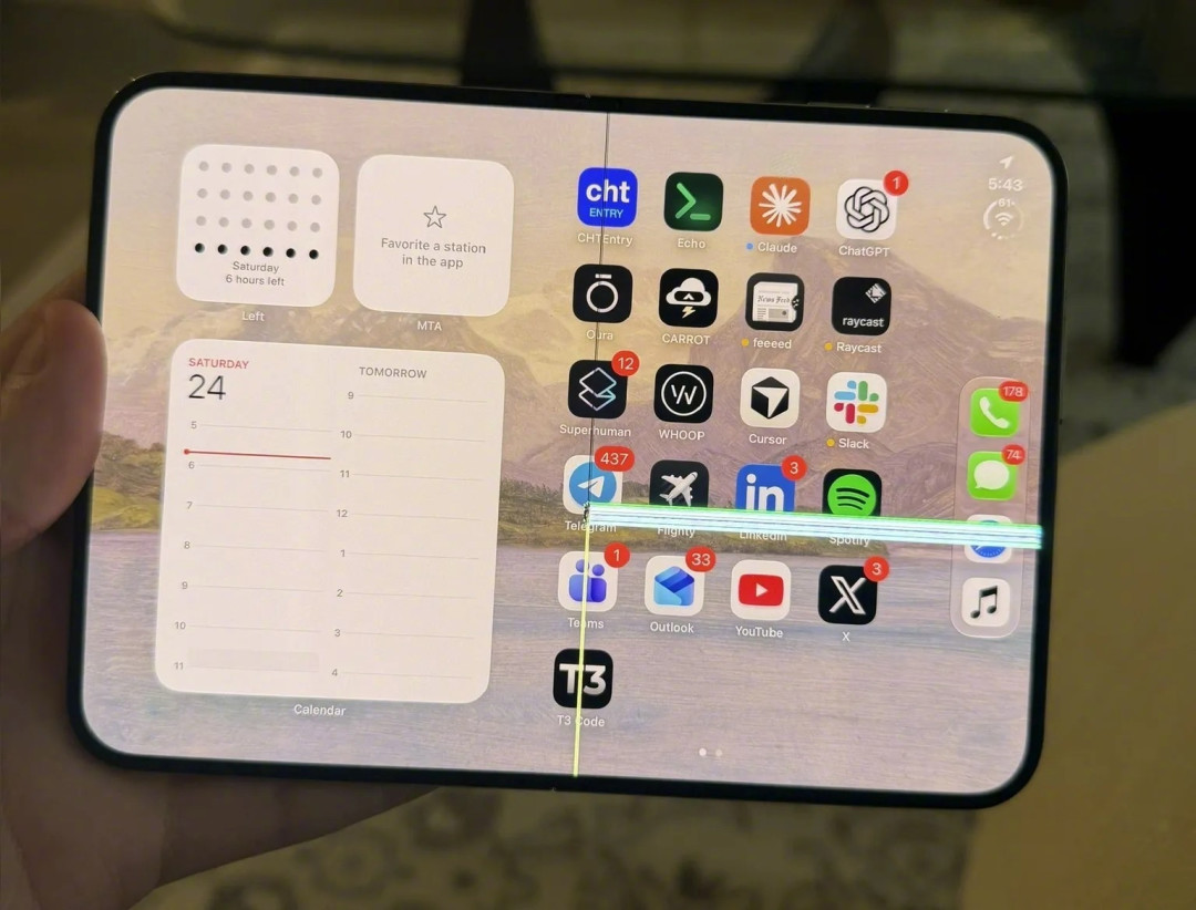 iPhone Duo 首周裂屏：有人折5次就漏液，苹果说极少数，iFixit 指向铰链里那根支撑条