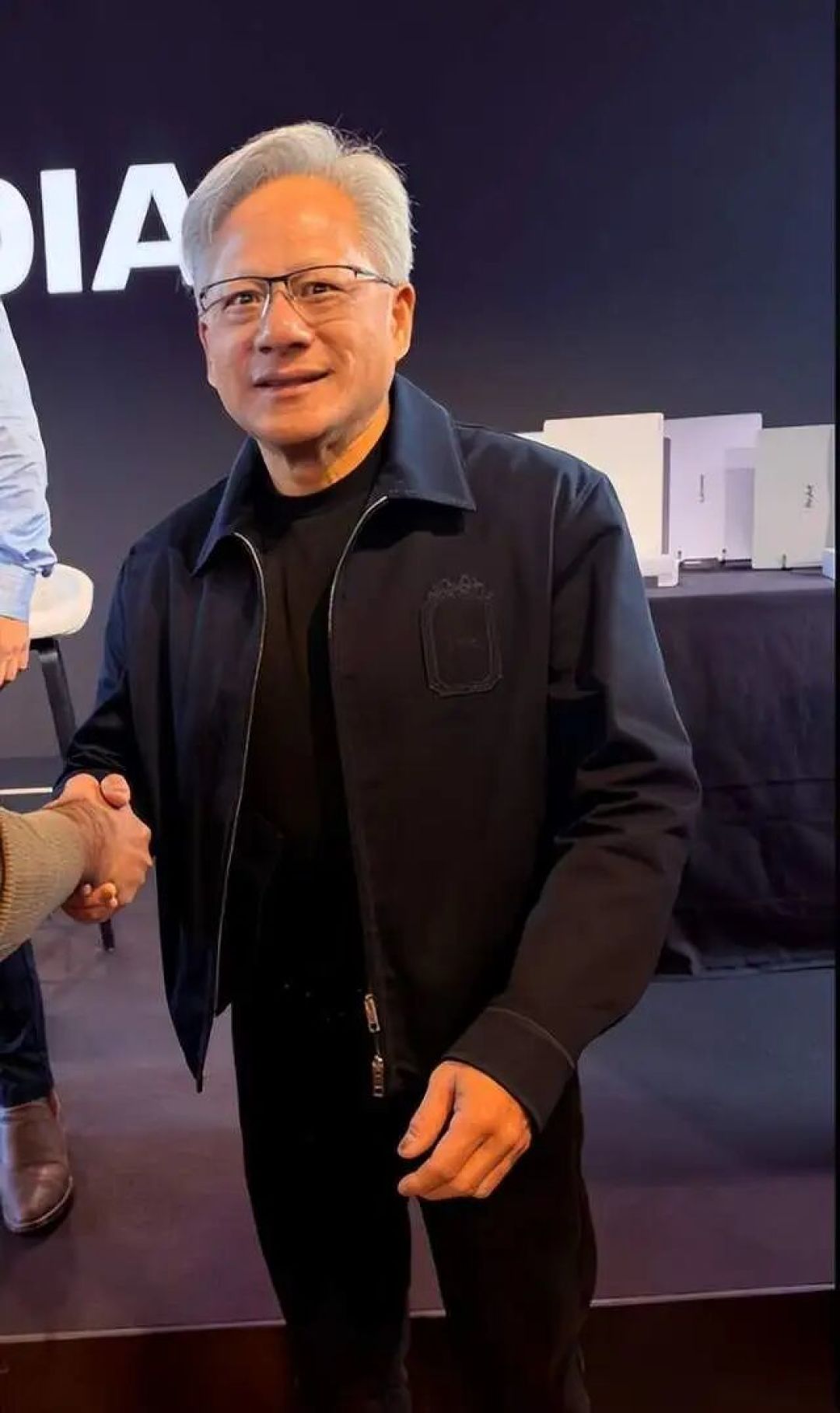 每块GPU年收费1.3万元！黄仁勋摊牌：NVIDIA不再是芯片公司了