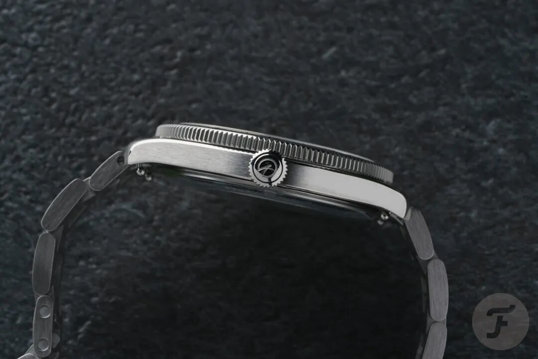 Gallet Flying Officer automatic case profile, crown side