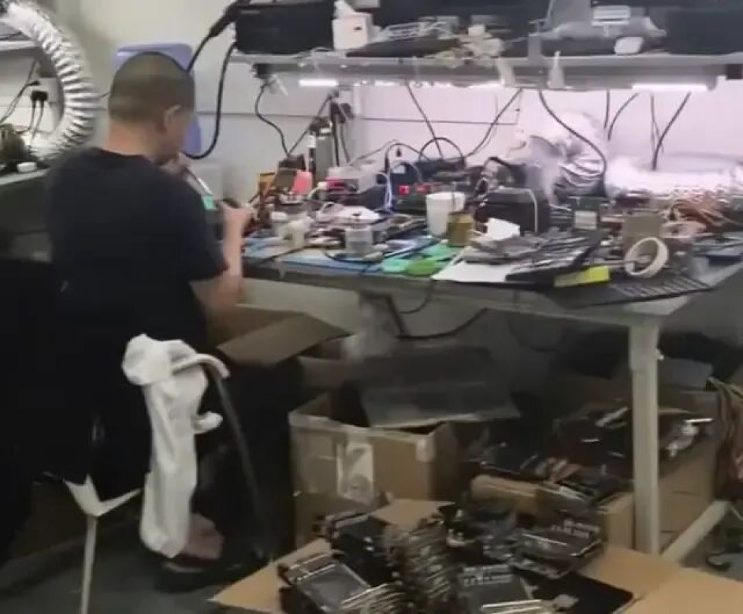 内部视频曝光！大批RTX 5090进入改装工厂，换装涡轮散热器变身AI卡