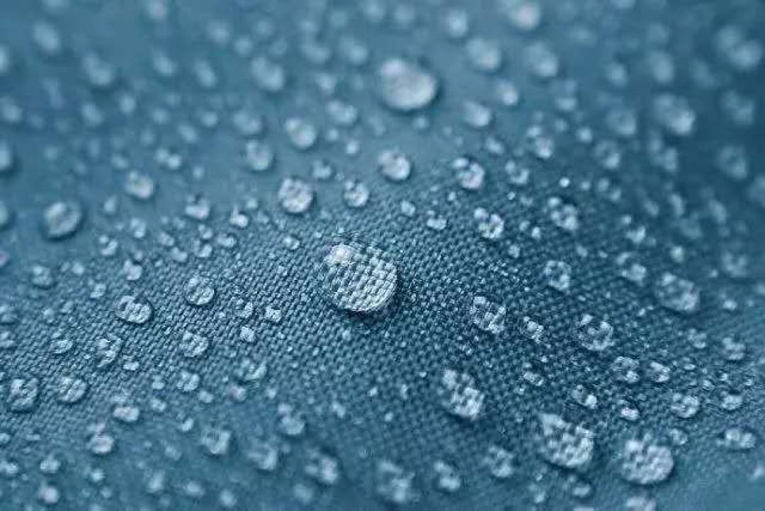 新冲锋衣一淋就湿先别退、也别急着送干洗：10月下旬6篇求助帖拆完，湿斑是三种病，只有一种真修不了