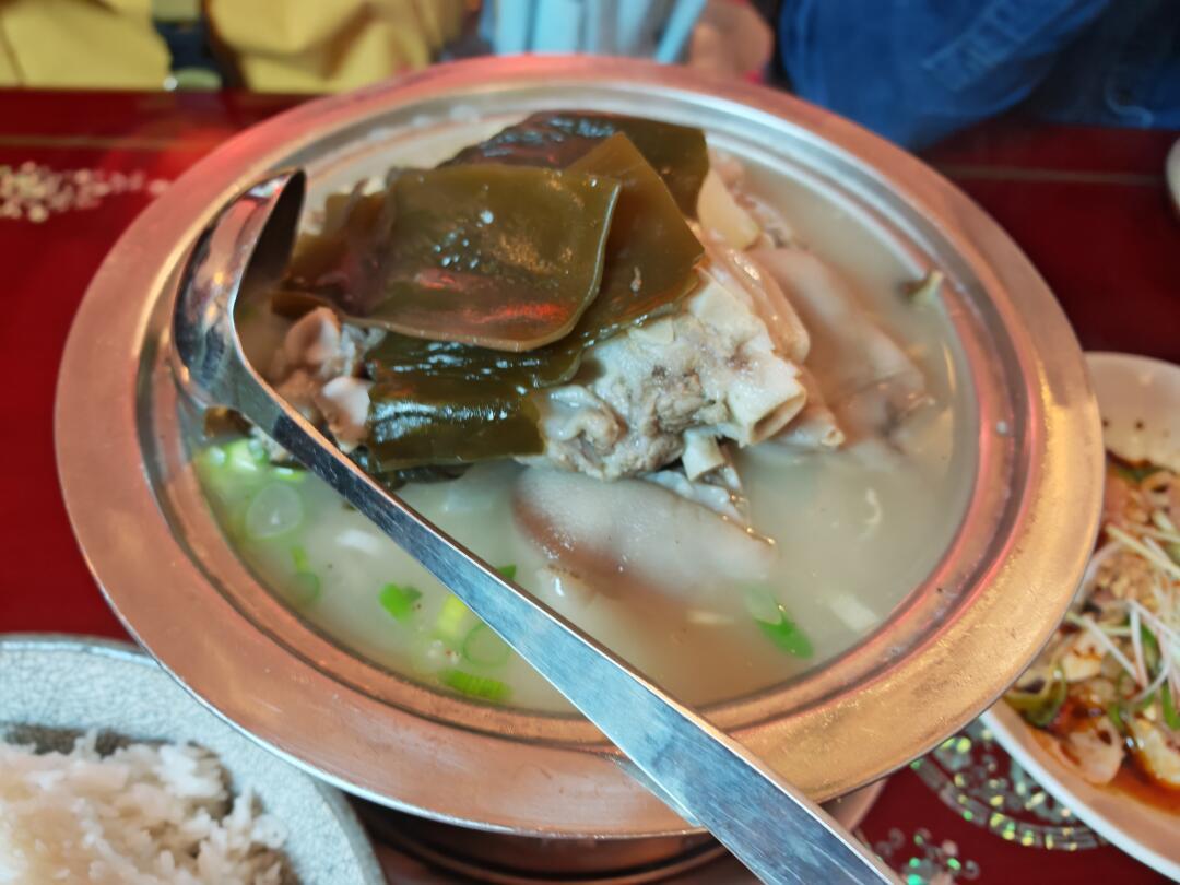 当市集被AI「夺舍」:价目表AI、菜品图AI,顾客的胃口先没了