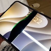 iPhone Duo 刚开售就出问题！屏幕开裂、亮线频发，价格跳水