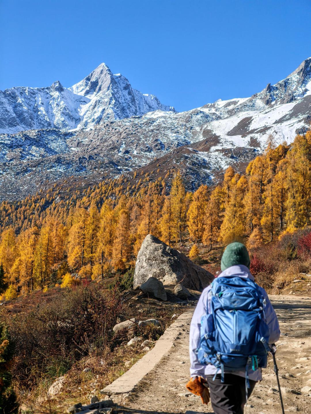 山脊已经下雪了，高海拔徒步最后的秋别按收藏的办法走