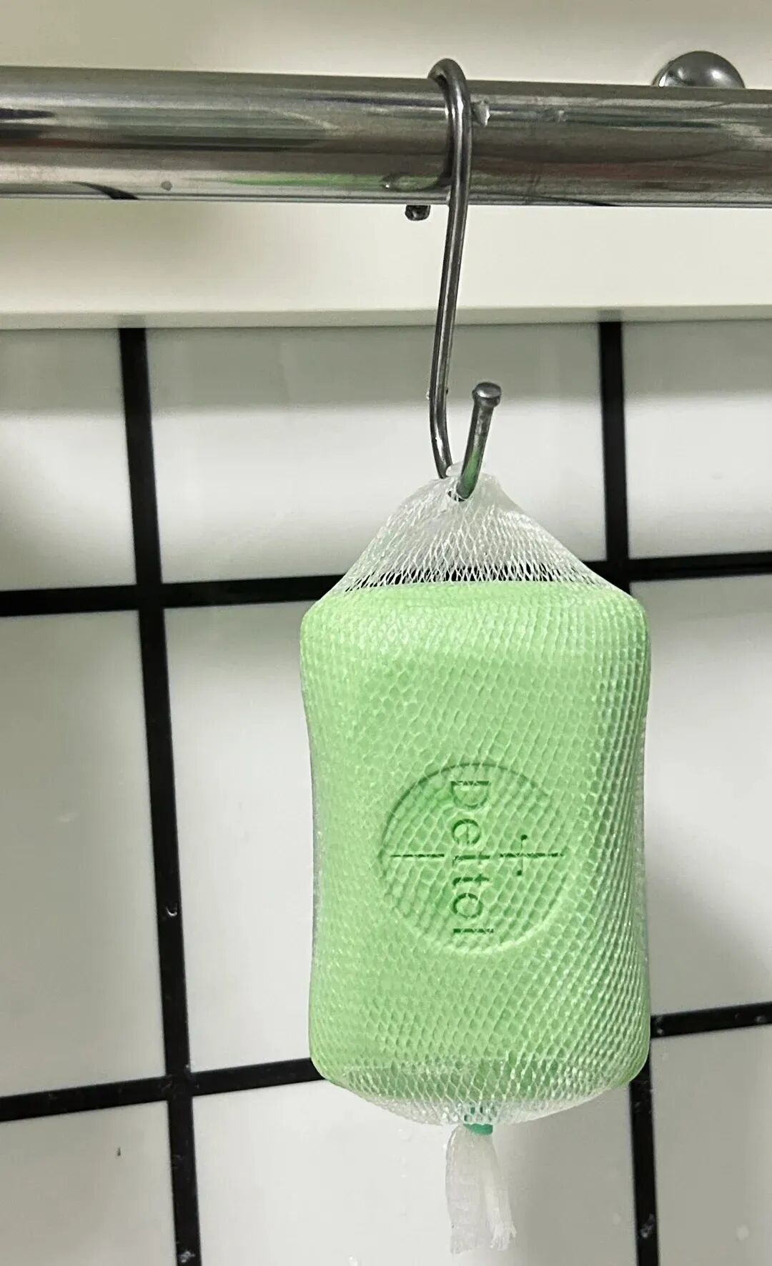 被59岁阿姨的卫生间细节圈粉了:肥皂挂起来,镜子抹一圈,一分钱不花省事一大截
