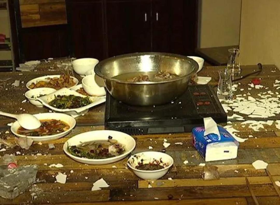 吃饭吃到一半,吊灯砸进餐桌:430元餐费收300,顾客当晚打投诉电话,店家称名誉受损要报警