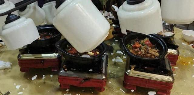 吃饭吃到一半，吊灯砸进餐桌：430元餐费收300，顾客当晚打投诉电话，店家称名誉受损要报警