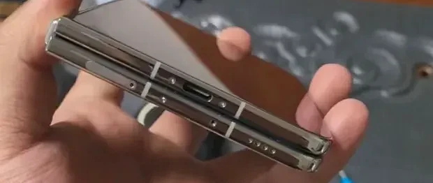 华强北iPhone Duo改实体卡成功，万元内美版折叠机有希望了？