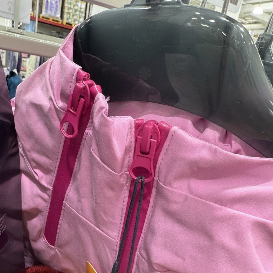 「回家才发现拉链顶部没包头」16条评论 vs 「厚的，但不能拆卸」84条评论：对完童装国抽19.19%不合格率、22次儿童服装召回和10款冲锋衣测氟结果，双11给娃买的这件壳是