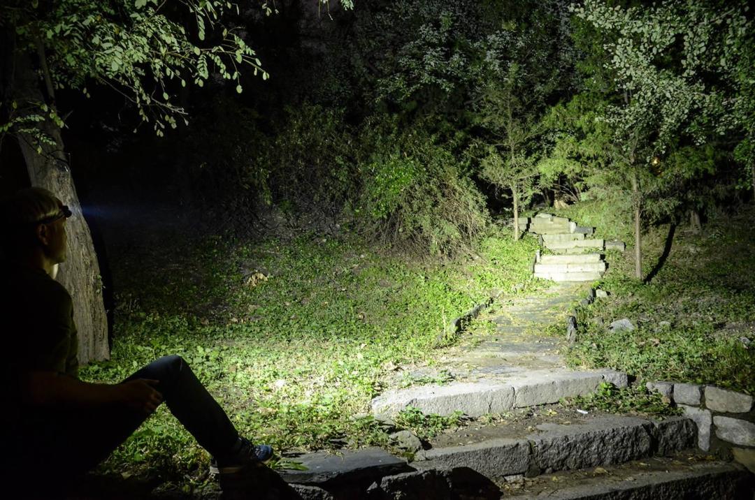 夜爬最怕的不是不够亮，是亮半小时就暗：双11买头灯先看中间档续航