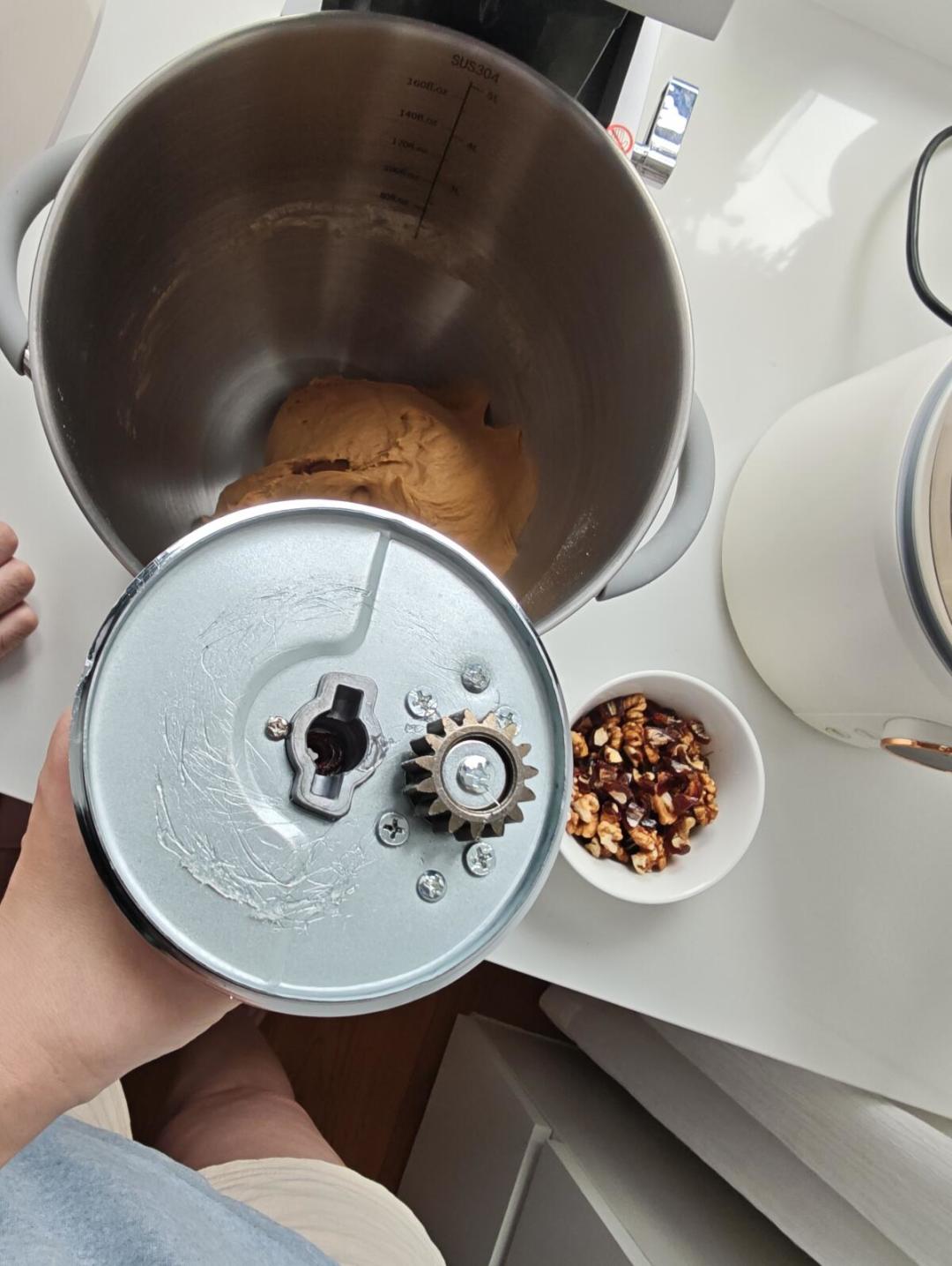 双11厨师机都在催你尾款:标5升的桶装不下5升面粉,写着11档的机器可能只准用到3、4档