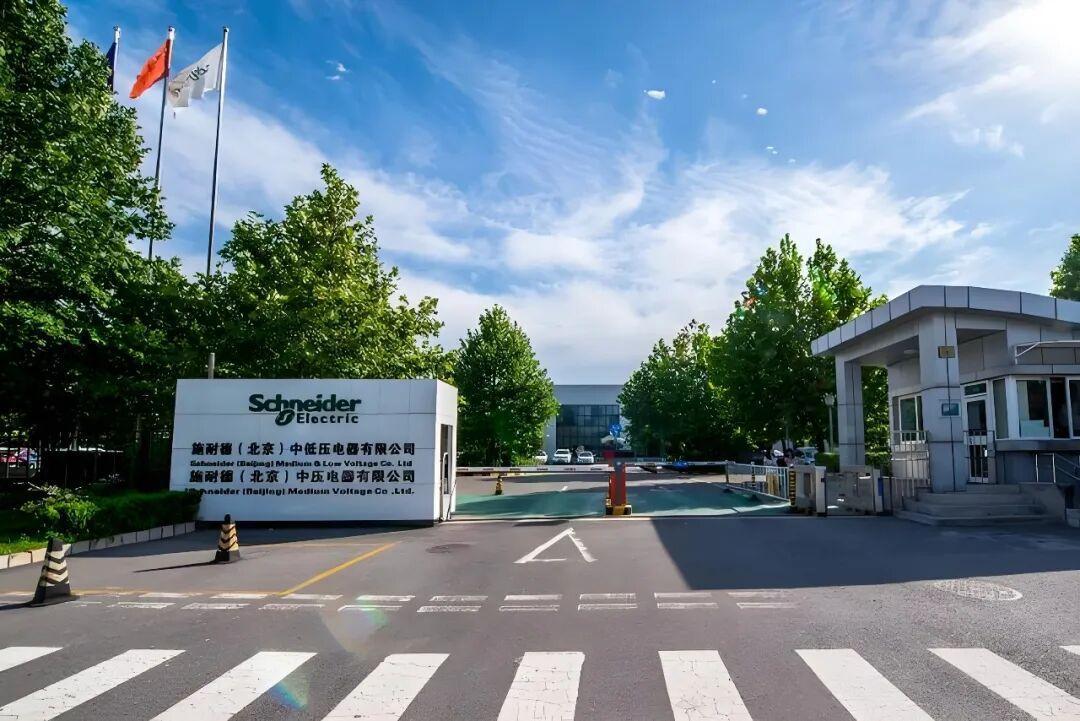 施耐德招聘帖刷屏：排队留手机号前，先问一句“跟谁签、进哪一半”