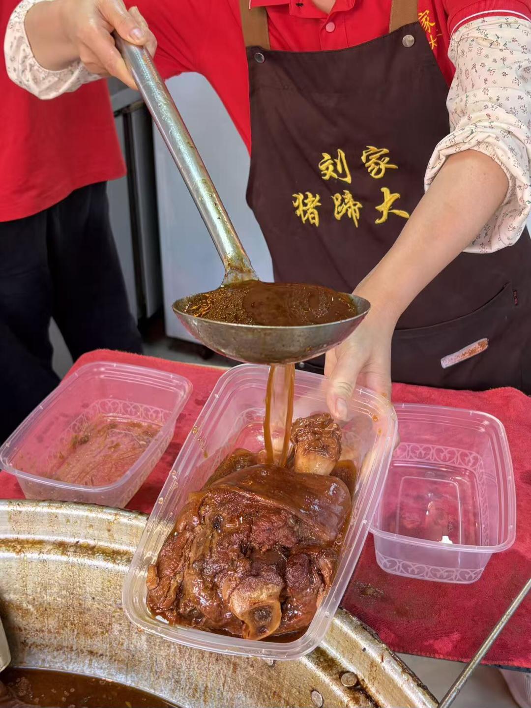 批发10块多、菜场20块、卤档53块:立冬头一煲猪脚姜端上桌前,肉食者先把这三笔“蹄账”算清
