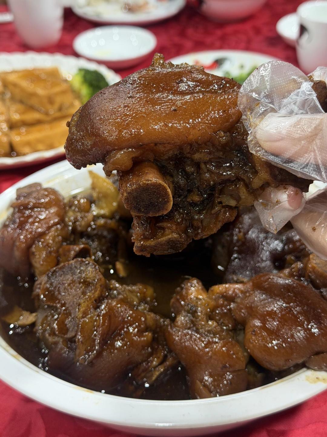 批发10块多、菜场20块、卤档53块:立冬头一煲猪脚姜端上桌前,肉食者先把这三笔“蹄账”算清