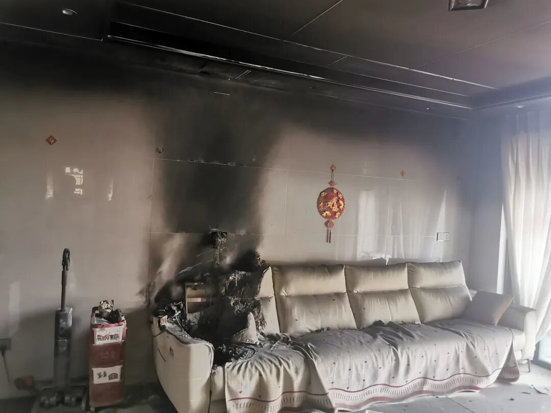 出门前把充电宝插在家里,消防员架梯进阳台:今年烧了三户人家,充电宝新加了个二维码