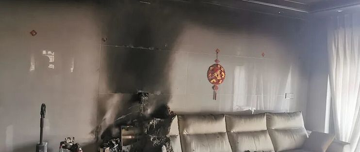 出门前把充电宝插在家里，消防员架梯进阳台：今年烧了三户人家，充电宝新加了个二维码