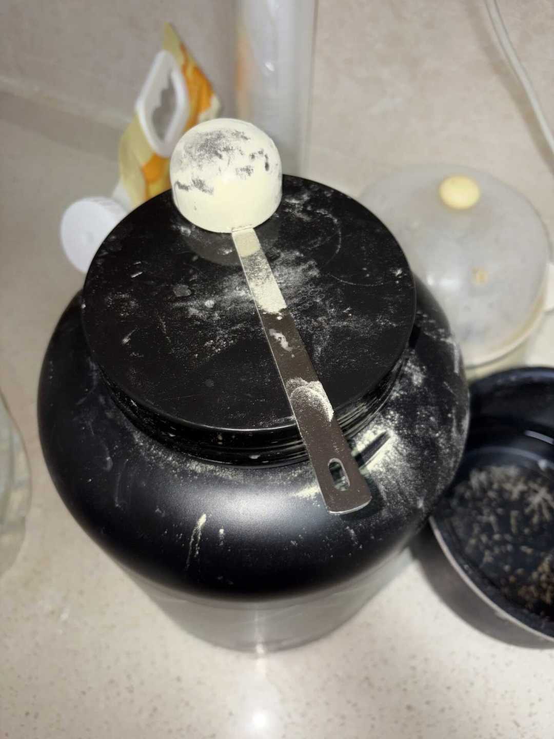 双十一ON金标桶冲到700元,150元酵母桶却占下半个健身房:我把卫健委公告、原料牌号和两家母公司财报读完,对完这笔换不换的账——三种人建议换,三种人劝你别动