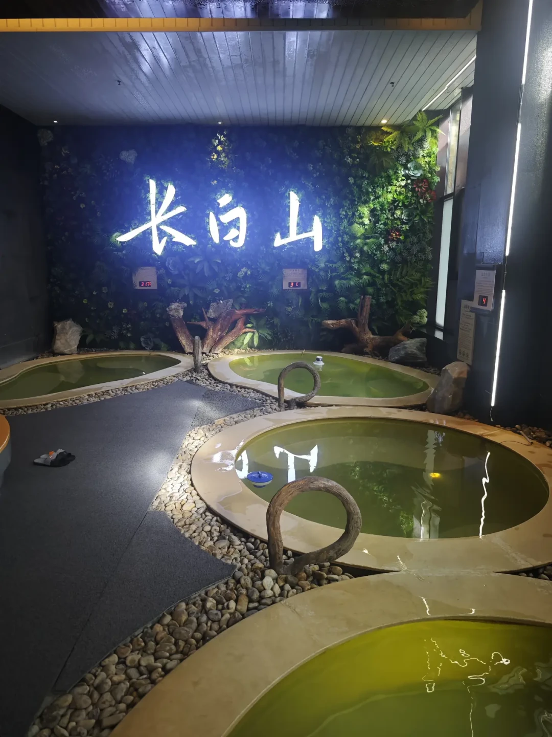 长白山皇冠假日实测:北坡温泉真香,别指望滑进滑出