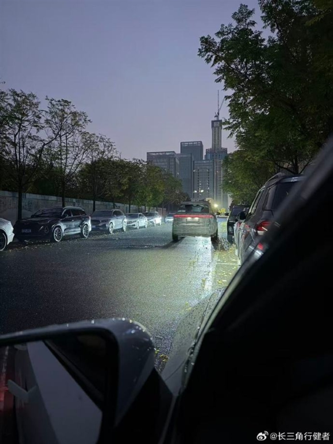 方正大气!理想L系列纯电版路试谍照曝光:尾部采用贯穿式尾灯