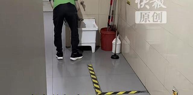 拖把池里洗茶叶蛋锅，目击者拍了两段视频：全家说水池只坏了一晚