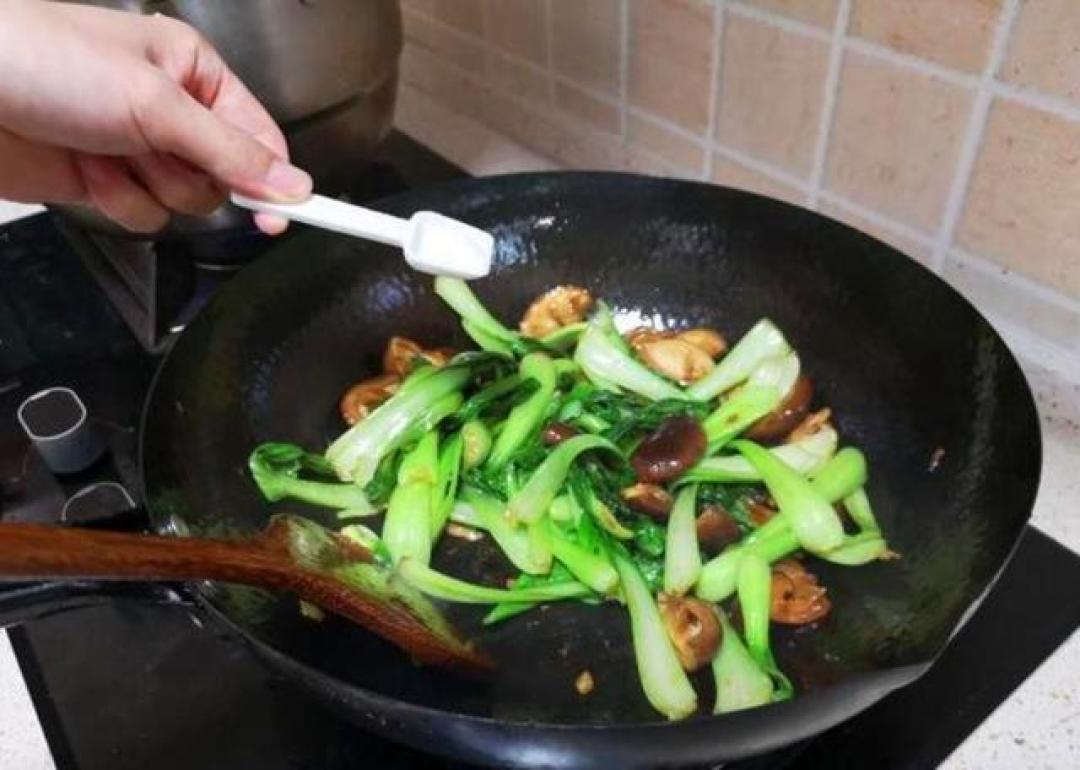 炒不出饭店的香?先别换灶,把放盐挪到最后那一刻