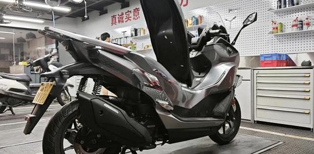 春风首台大踏板将亮相米兰，媒体喊话“XMAX300好日子到头”：可预告图早进过米兰的550MT至今没上市——等不来的，先看跌破3.8万的佛沙、23999的鸿350GS，新平台首批留给铁粉
