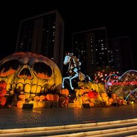万圣夜的街拍场地版图重画了：人海、机位与门票，三种账本给三种摄影师