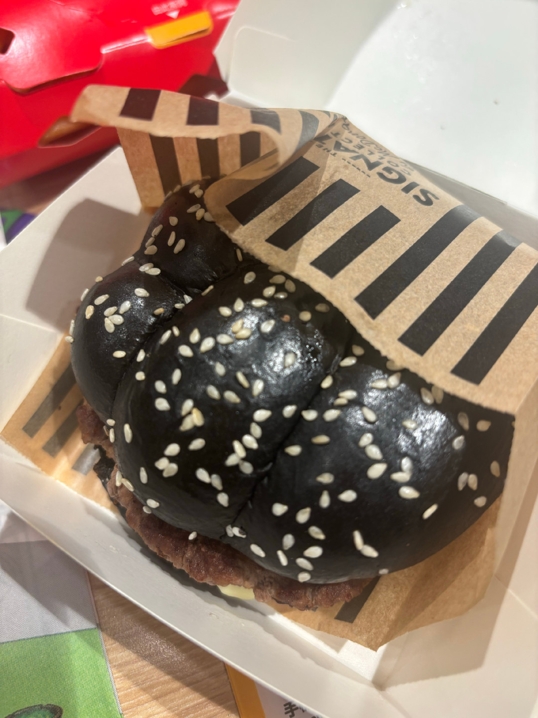 王嘉尔麦当劳，内地为什么没有？黑魂汉堡套餐约65元，值得过境吃吗
