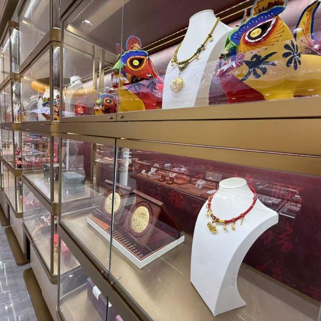 宝宝满月金饰先算两笔账｜金饰克价跌了约100元，长命锁克重工费进店前这样核