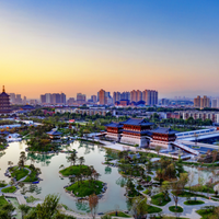 明堂天堂90块值得进吗？我把全网吵翻的两拨人排开了：你买的不是仿古建筑，是两块盖着柱础的玻璃