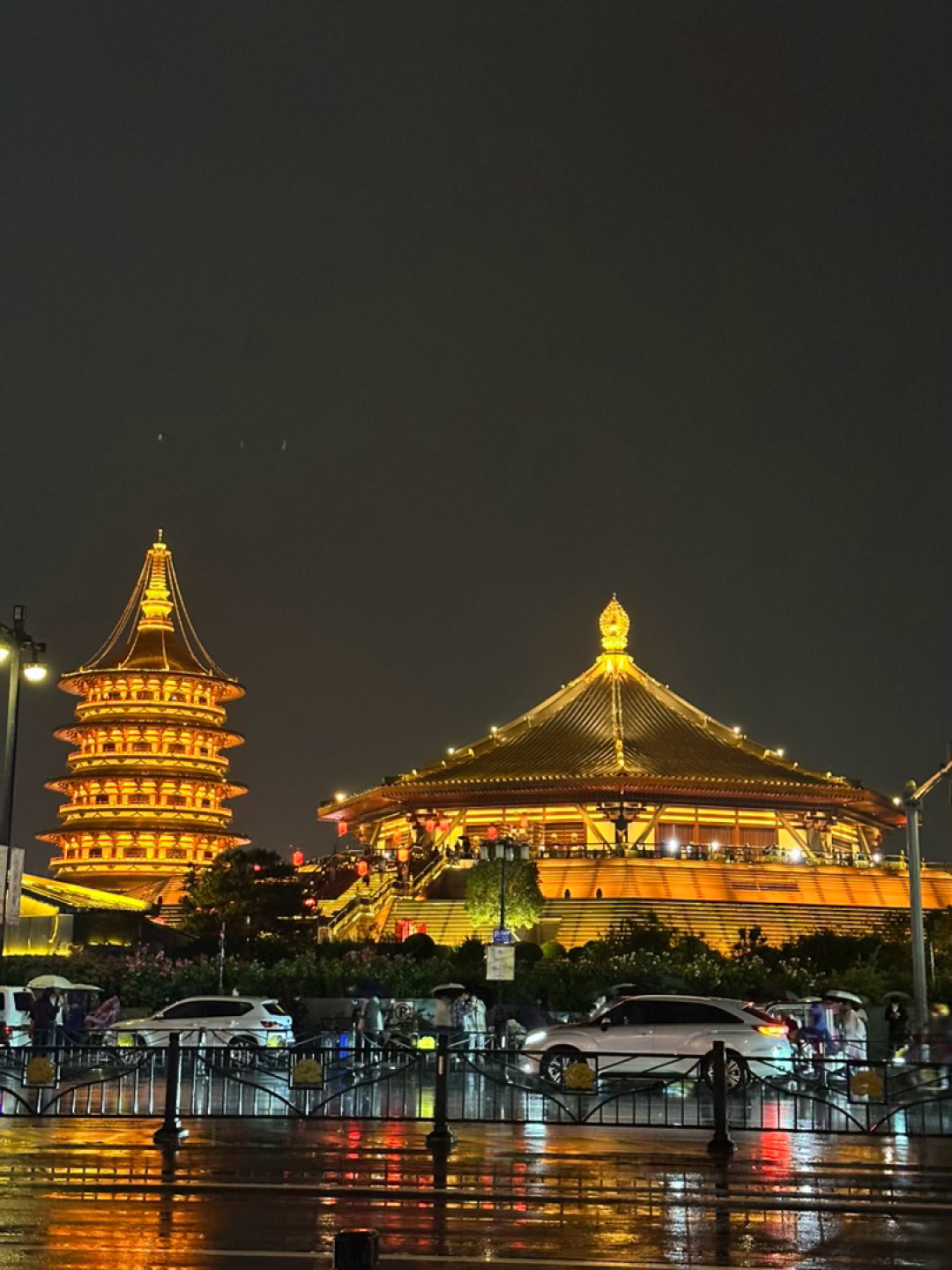 明堂天堂90块值得进吗？我把全网吵翻的两拨人排开了：你买的不是仿古建筑，是两块盖着柱础的玻璃