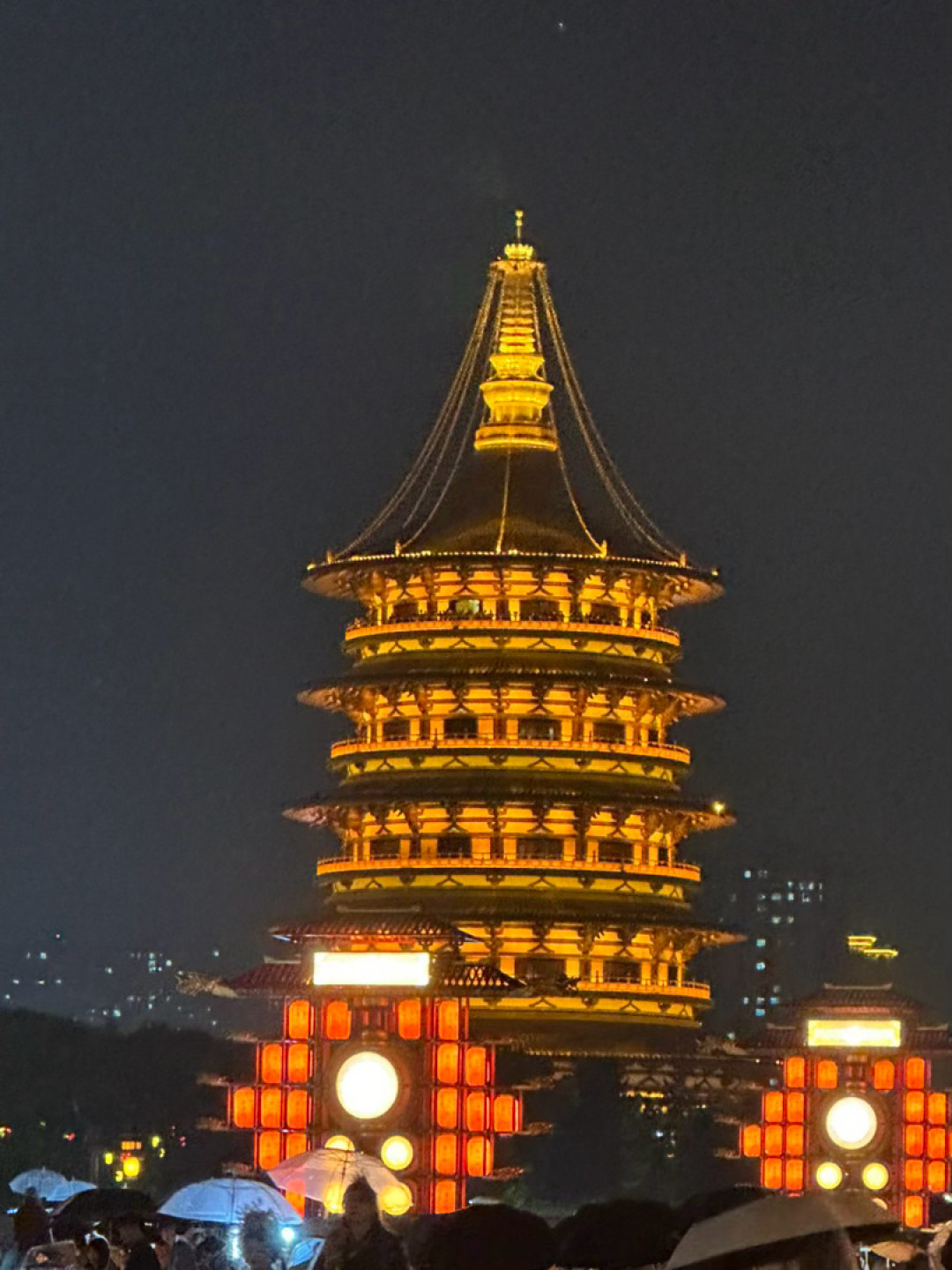明堂天堂90块值得进吗？我把全网吵翻的两拨人排开了：你买的不是仿古建筑，是两块盖着柱础的玻璃