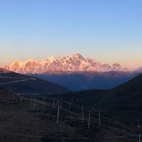 南迦巴瓦连续三天"直播"日照金山："十人九不遇"其实是雨季命题——11月去追山，先把机位、座位和还要花的钱算清