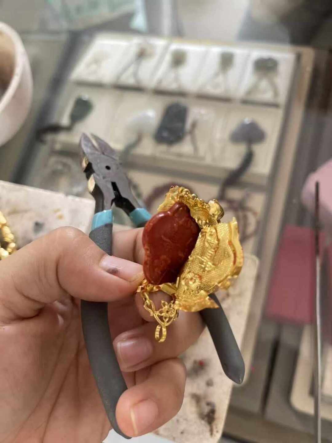 宝宝金锁先折成克数再进店|首饰克价累计回落约100元,蜡、铃铛、工费付款前核这3处