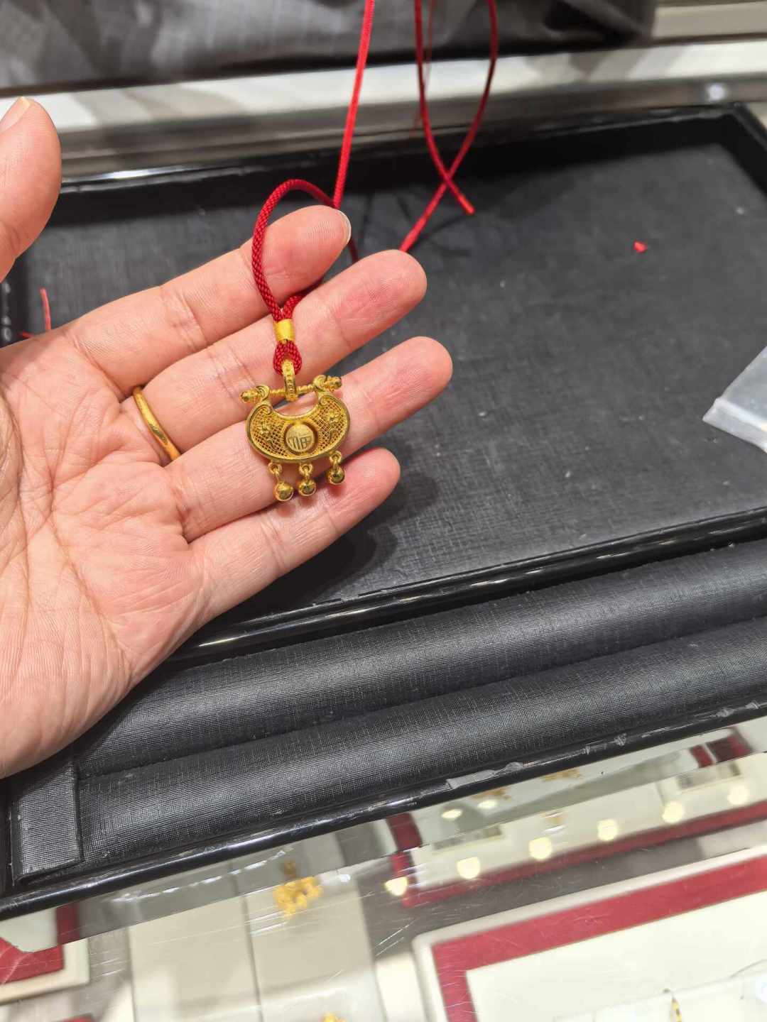 宝宝金锁先折成克数再进店|首饰克价累计回落约100元,蜡、铃铛、工费付款前核这3处