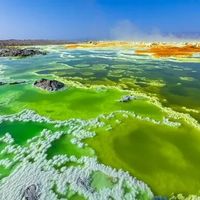 埃塞俄比亚“外星彩池”：低于海平面120米的滚烫盐滩，地球正在这里裂开生出一个新海洋