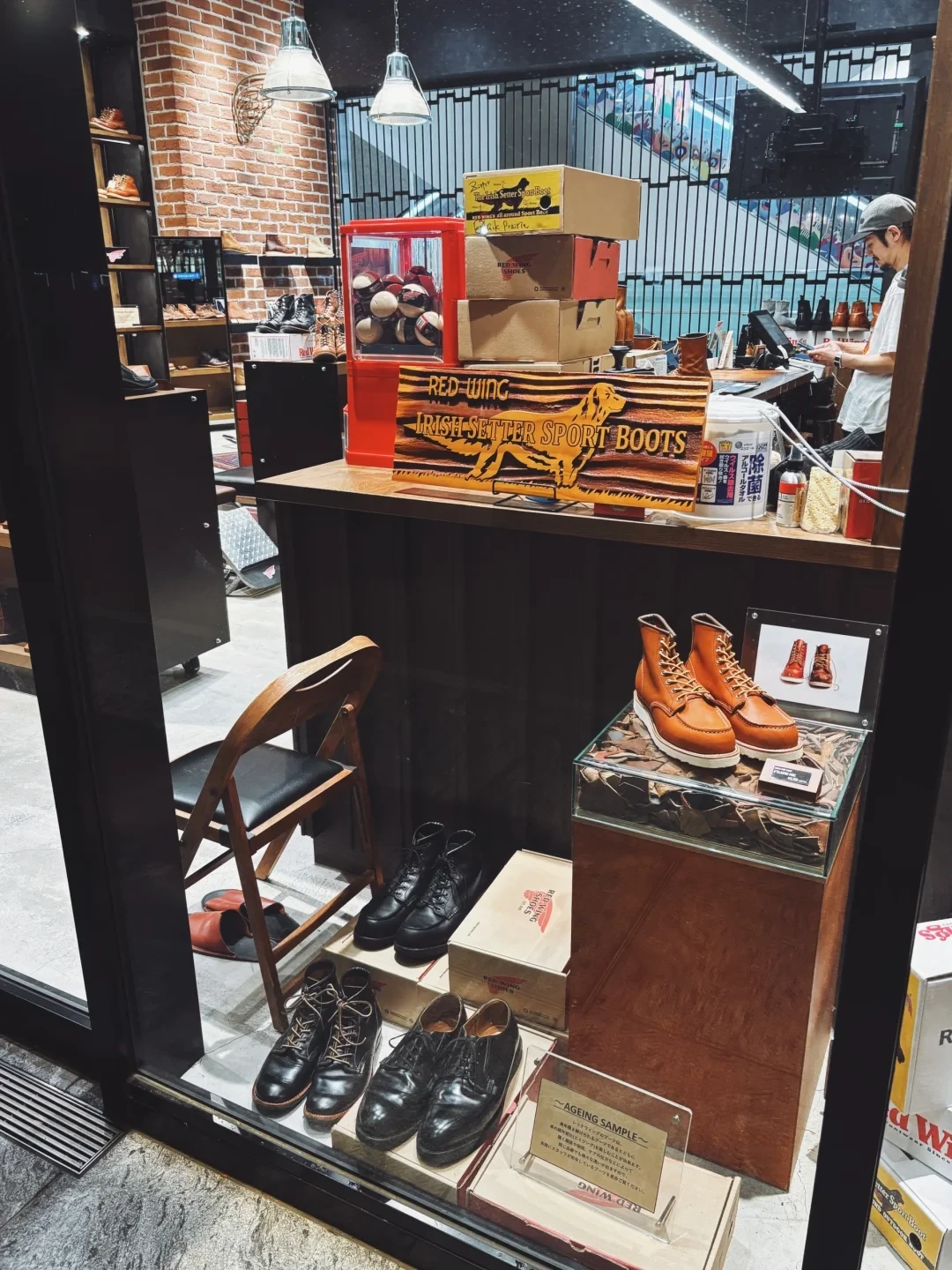 名古屋红翼门店，橱窗里还有专门的老化样品