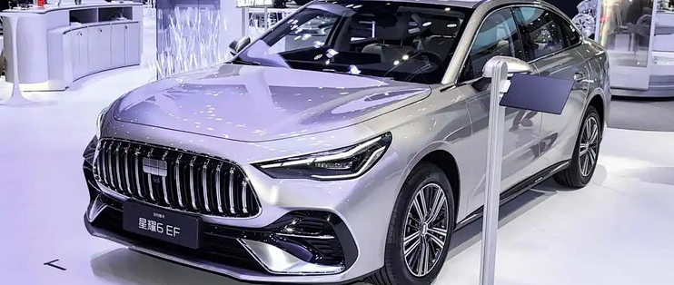 醇耗 6.7L 对油耗 2.8L：全球首款甲醇电混轿车的省钱账，算得平吗？