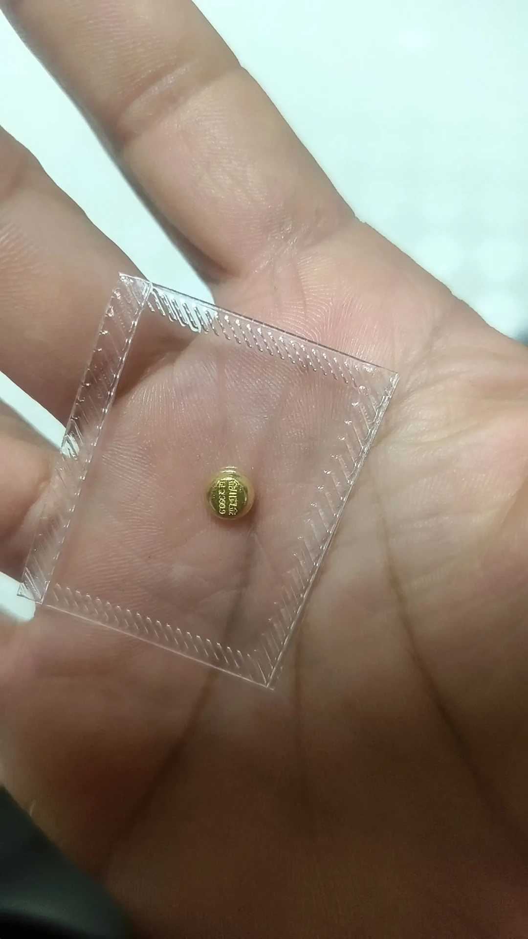 金价跌回8字头，1克金豆却先下架了：攒金人的入口换了，账得重算