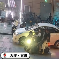 5女子挤一辆电摩叠罗汉 一人还倒坐在前轮上 自拍发朋友圈：帮我@交警