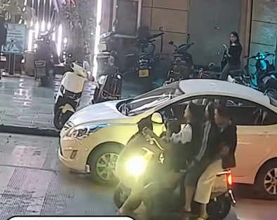 5女子挤一辆电摩叠罗汉 一人还倒坐在前轮上 自拍发朋友圈：帮我@交警
