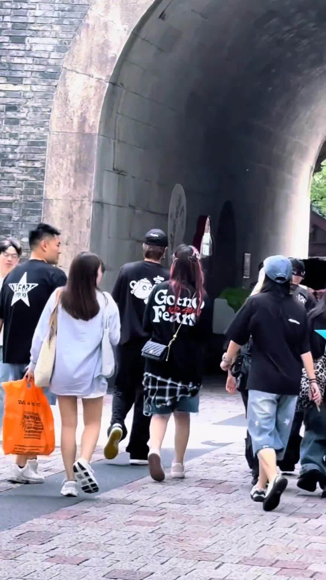 罗志祥的复出剧本:杭州街头喊