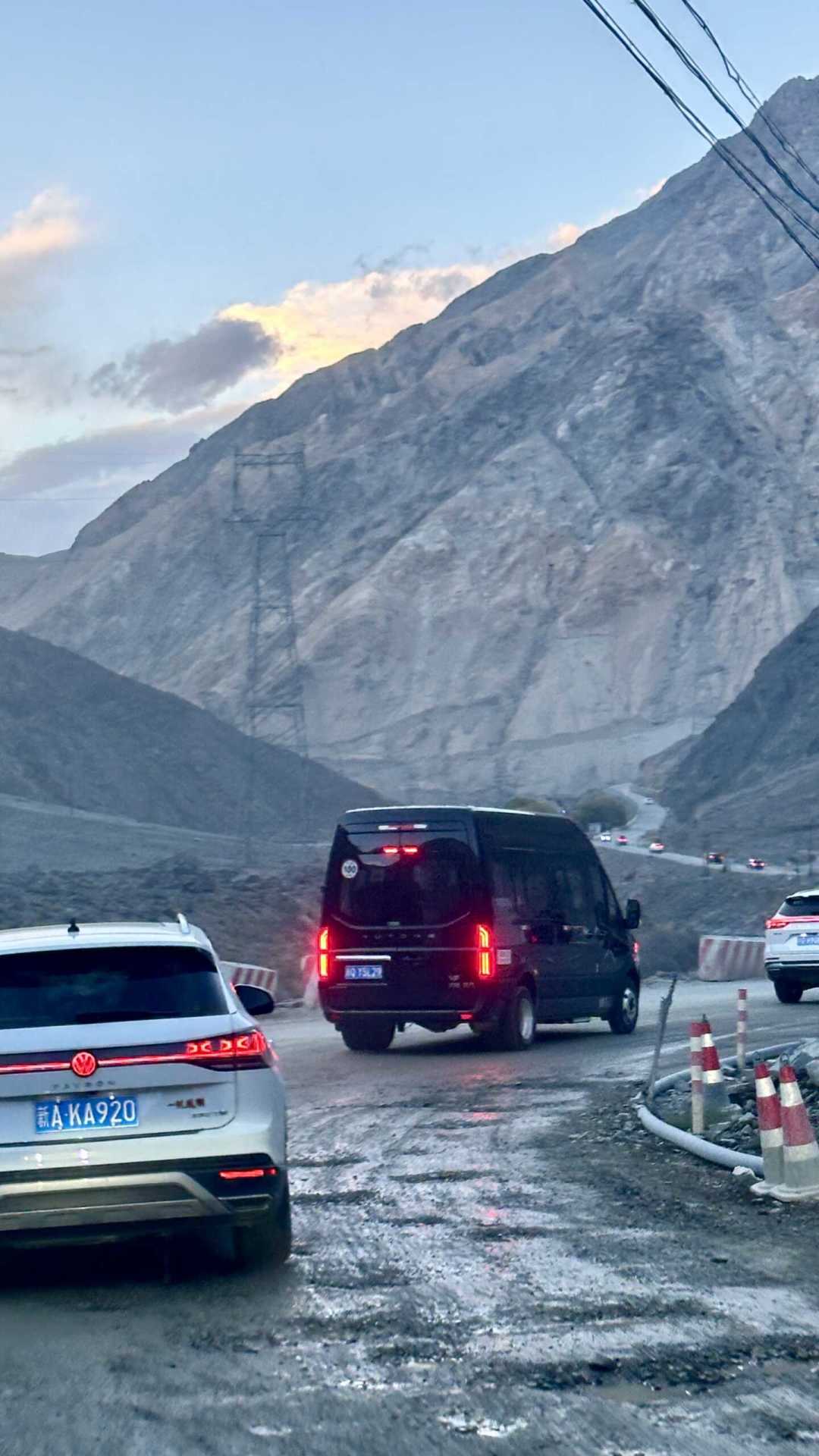 盘龙古道的608道弯是“免费部分”，身后的搓衣板路才是要买单的：11月冲塔县前，先把这100公里一圈的账算清