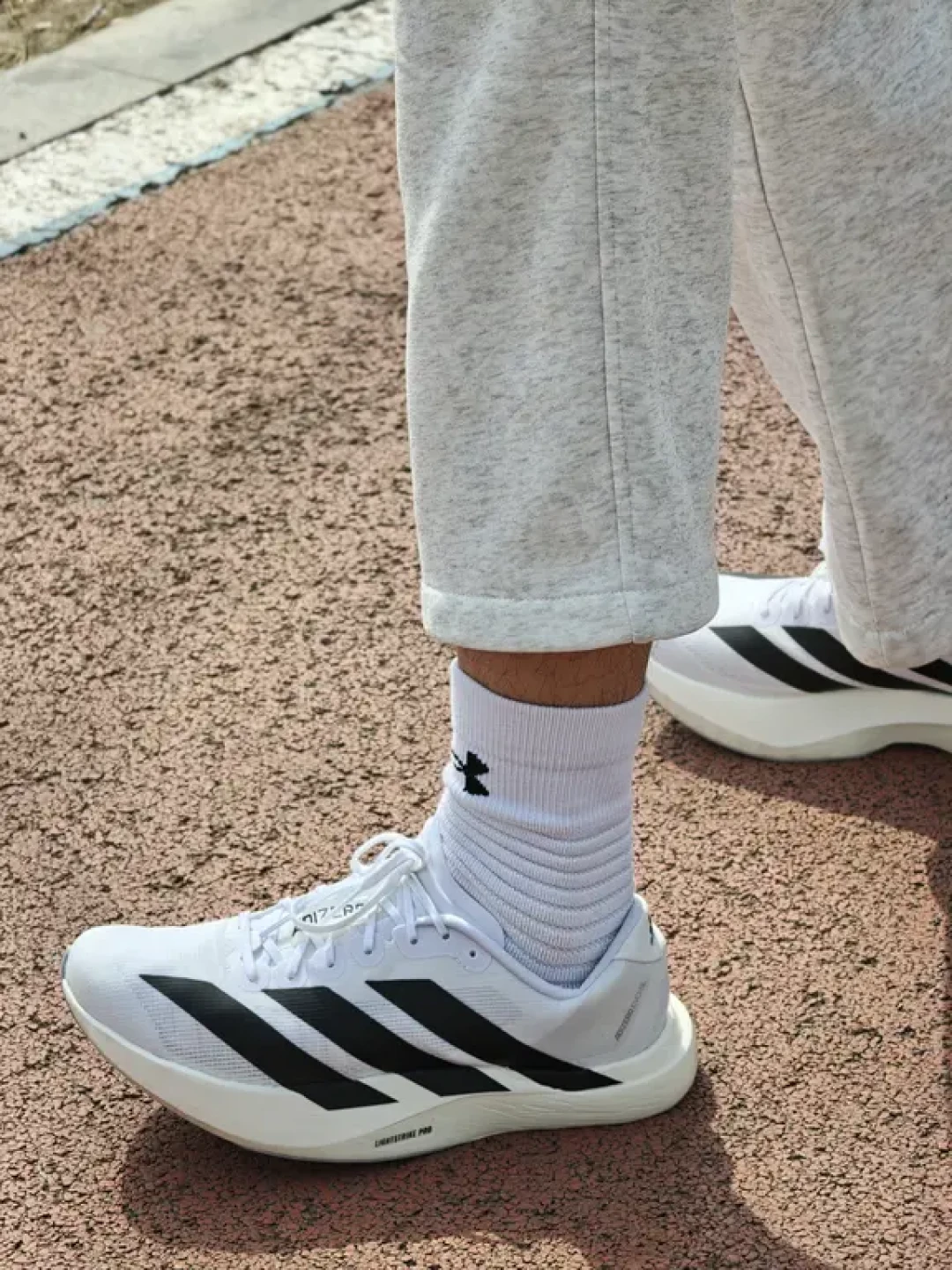 没有碳板的 adidas EVO SL，凭什么拿下年度最佳竞训跑鞋