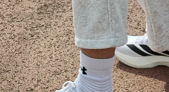 没有碳板的 adidas EVO SL，凭什么拿下年度最佳竞训跑鞋